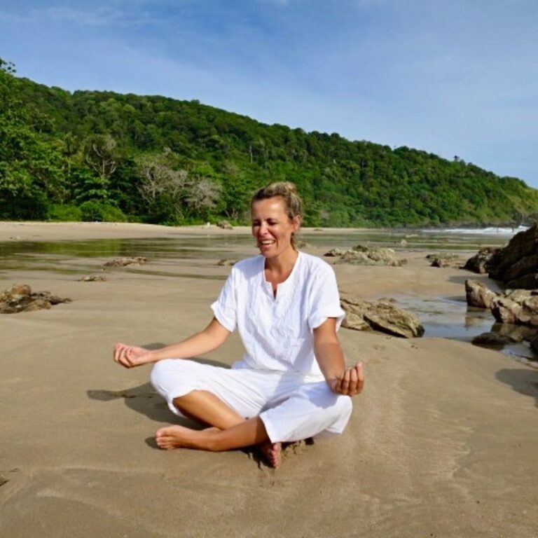 Waltraud Hable in Meditationspose am Strand