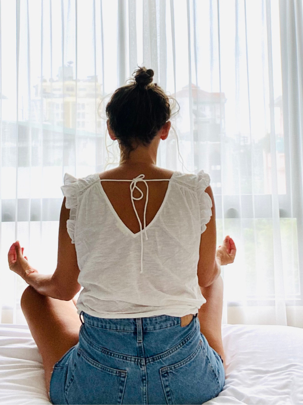 Waltraud Hable bei der Meditation, von hinten