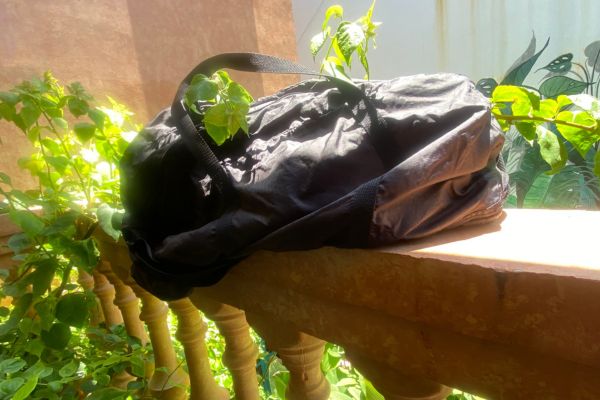 Faltbare Reisetasche auf Balkon