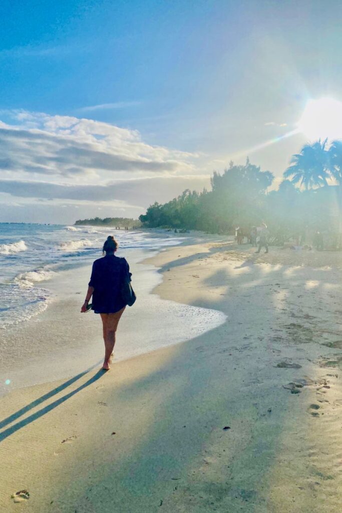 Waltraud Hable von hinten am Strand von Mexiko.
