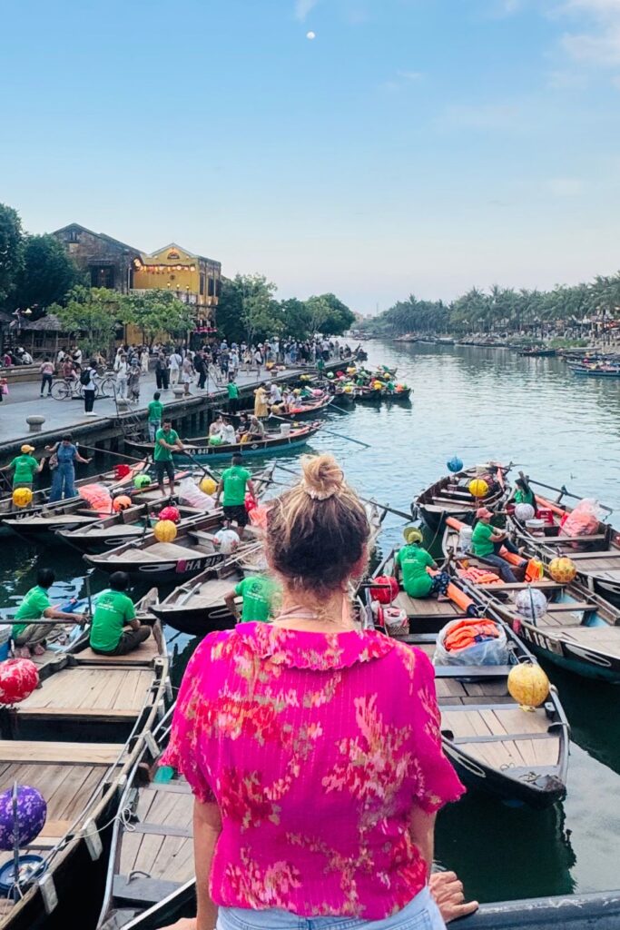 Waltraud vor Booten in Hoi An