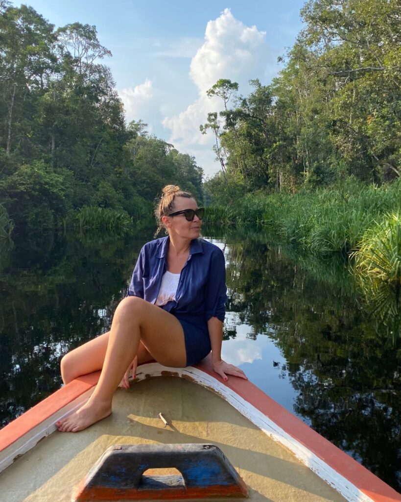 Waltraud Hable auf Hausboot in Borneo