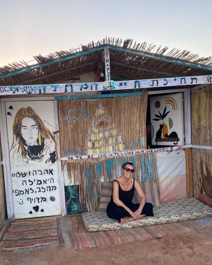 Waltraud Hable am Strand in der Nähe von Dahab